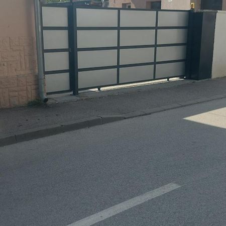 Apartman Espresso Sa Parkingom Szávaszentdemeter Kültér fotó