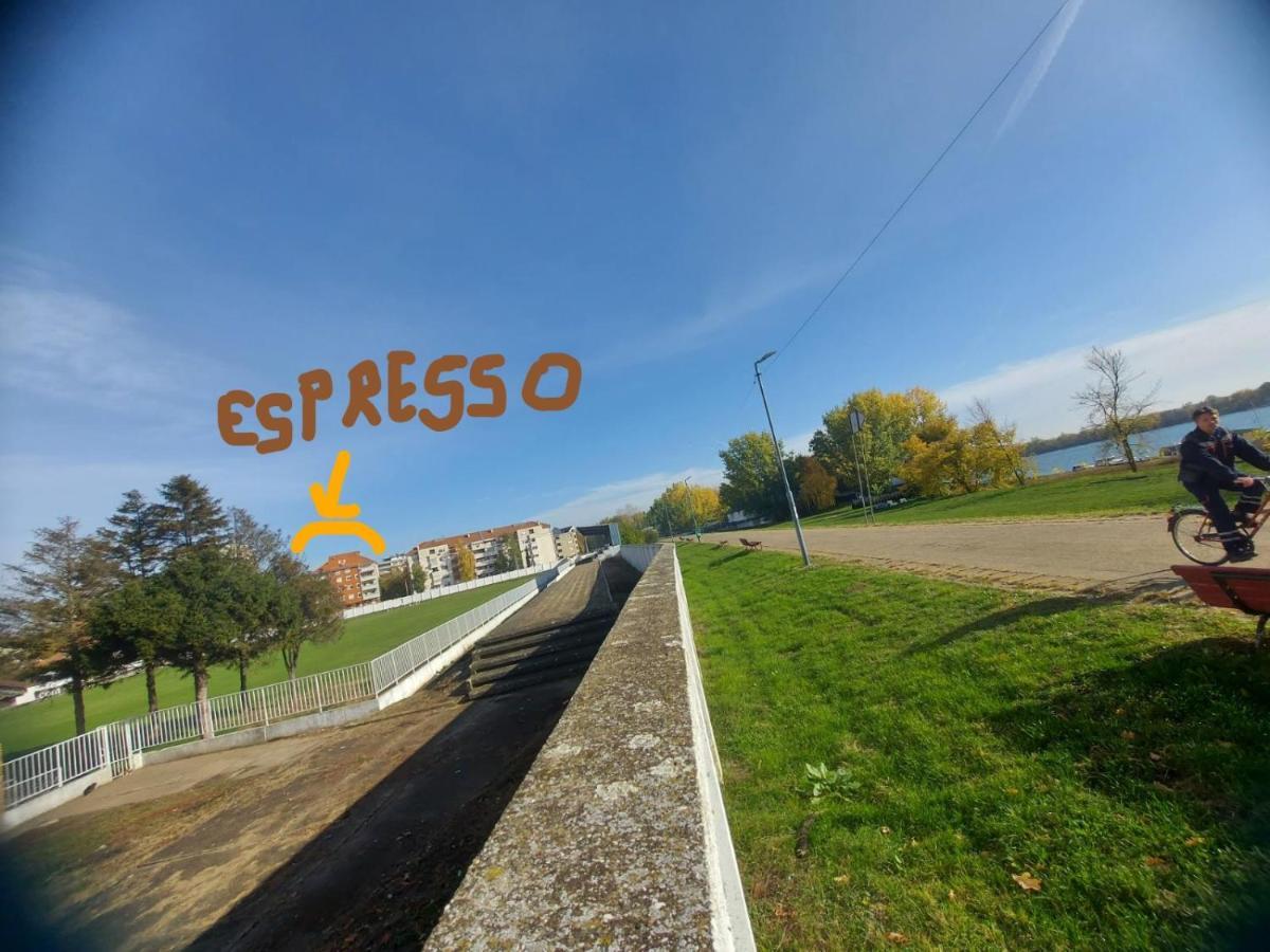 Apartman Espresso Sa Parkingom Szávaszentdemeter Kültér fotó